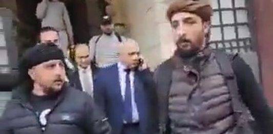 FOTOGRAFÍA. DAMASCO (REPÚBLICA ÁRABE DE SIRIA), 08 DE DICIEMBRE DE 2024. Detalle de los insurgentes durante la detención del primer ministro del Gobierno de la República Árabe de Siria que preside Bashar Háfez al-Ássad (Bachar al Asad) y exministro de Comunicaciones y Tecnologías de la Información en el segundo gobierno de Wael Nader al-Halqi, Mohammad Ghazi al-Jalali en su casa de Damasco, hoy, domingo 8 de diciembre de 2024 tras casi 11 días de la ofensiva opositora encabezada por el grupo islamista Hayat Tahrir al-Sham (Hayʼat Taḥrīr aš-Šām) -traducido al español «Organización para la Liberación del Levante» o «Comité de Liberación del Levante» en el país contra el régimen de Assad. La radio y Televisión nacional de Siria ya han sido tomado por los insurgentes mientras muchos ministros del Ejecutivo de Assad siguen en la capital, el paradero de Assad sigue desconocido aunque queda claro que sus socios chiíes de la república Islámica de Irán, Rusia Vladímir Vladímirovich Putin, el Yemen, los restos de los grupos terroristas proxys de Irán en el Medio Oriente Hamás e Yihad Islámica Palestina (Franja de Gaza), Hezbolá (Líbano), entre otros, están muy debilitados por las guerras con Israel y la Invasión de Ucrania y habrían optado por una retirada y que sean los soldados sirios quienes hagan la guerra. Captura vídeo/Lasvocesdelpueblo (Ñ Pueblo)