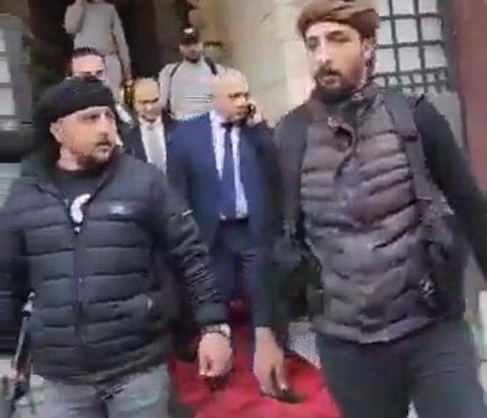 FOTOGRAFÍA. DAMASCO (REPÚBLICA ÁRABE DE SIRIA), 08 DE DICIEMBRE DE 2024. Detalle de los insurgentes durante la detención del primer ministro del Gobierno de la República Árabe de Siria que preside Bashar Háfez al-Ássad (Bachar al Asad) y exministro de Comunicaciones y Tecnologías de la Información en el segundo gobierno de Wael Nader al-Halqi, Mohammad Ghazi al-Jalali en su casa de Damasco, hoy, domingo 8 de diciembre de 2024 tras casi 11 días de la ofensiva opositora encabezada por el grupo islamista Hayat Tahrir al-Sham (Hayʼat Taḥrīr aš-Šām) -traducido al español «Organización para la Liberación del Levante» o «Comité de Liberación del Levante» en el país contra el régimen de Assad. La radio y Televisión nacional de Siria ya han sido tomado por los insurgentes mientras muchos ministros del Ejecutivo de Assad siguen en la capital, el paradero de Assad sigue desconocido aunque queda claro que sus socios chiíes de la república Islámica de Irán, Rusia Vladímir Vladímirovich Putin, el Yemen, los restos de los grupos terroristas proxys de Irán en el Medio Oriente Hamás e Yihad Islámica Palestina (Franja de Gaza), Hezbolá (Líbano), entre otros, están muy debilitados por las guerras con Israel y la Invasión de Ucrania y habrían optado por una retirada y que sean los soldados sirios quienes hagan la guerra. Captura vídeo/Lasvocesdelpueblo (Ñ Pueblo)