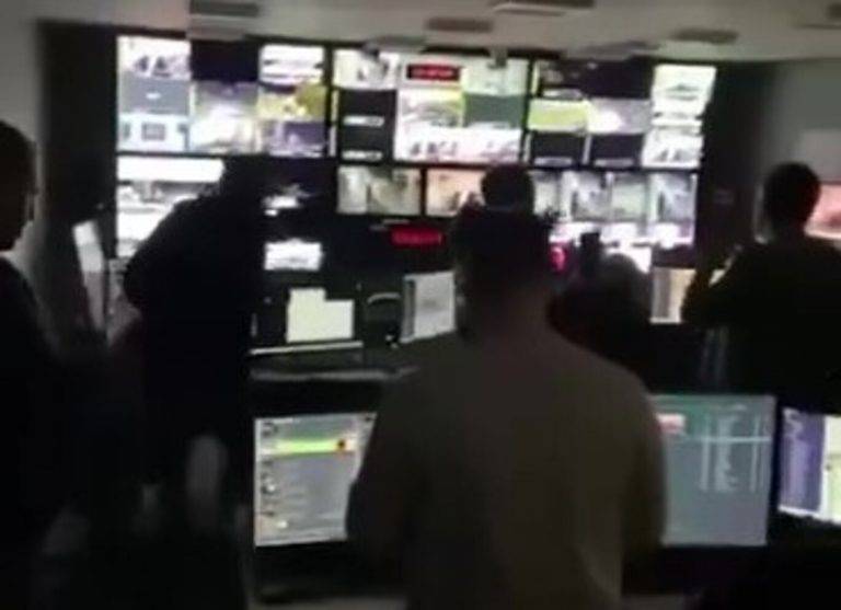 FOTOGRAFÍA. DAMASCO (REPÚBLICA ÁRABE DE SIRIA), 08 DE DICIEMBRE DE 2024. Los insurgentes irrumpieron este domingo en la televisión oficial siria y anunciaron que han "liberado" la ciudad de Damasco, ha "caído el tirano Bachar al Asad" y han "liberado a los presos políticos opositores". Otras imágenes muestran a los insurgentes durante la detención del primer ministro del Gobierno de la República Árabe de Siria que preside Bashar Háfez al-Ássad (Bachar al Asad) y exministro de Comunicaciones y Tecnologías de la Información en el segundo gobierno de Wael Nader al-Halqi, Mohammad Ghazi al-Jalali en su casa de Damasco, hoy, domingo 8 de diciembre de 2024 tras casi 11 días de la ofensiva opositora encabezada por el grupo islamista Hayat Tahrir al-Sham (Hayʼat Taḥrīr aš-Šām) -traducido al español «Organización para la Liberación del Levante» o «Comité de Liberación del Levante» en el país contra el régimen de Assad. La radio y Televisión nacional de Siria ya han sido tomado por los insurgentes mientras muchos ministros del Ejecutivo de Assad siguen en la capital, el paradero de Assad sigue desconocido aunque queda claro que sus socios chiíes de la república Islámica de Irán, Rusia Vladímir Vladímirovich Putin, el Yemen, los restos de los grupos terroristas proxys de Irán en el Medio Oriente Hamás e Yihad Islámica Palestina (Franja de Gaza), Hezbolá (Líbano), entre otros, están muy debilitados por las guerras con Israel y la Invasión de Ucrania y habrían optado por una retirada y que sean los soldados sirios quienes hagan la guerra. Captura vídeo/Lasvocesdelpueblo (Ñ Pueblo)