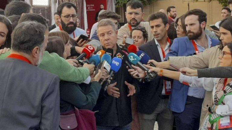 FOTOGRAFÍA. SEVILLA (ANDALUCÍA) REINO DE ESPAÑA, 30/11/2024.- El presidente de Castilla-La Mancha, Emiliano García-Page, hace declaraciones a la prensa a su llegada al 41 Congreso Federal socialista en Sevilla, en las que ha criticado este sábado la falta de autocrítica del PSOE y ha recomendado a su formación no tomar el papel de "víctima" para defenderse de los bulos en los procesos judiciales abiertos contra algunos dirigentes socialistas. Efe
