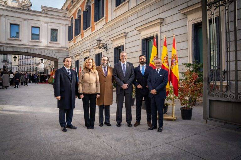 FOTOGRAFÍA. MADRID (COMUNIDAD DE MADRID) REINO DE ESPAÑA, 06 DE DICIEMBRE DE 2024, Celebración del Día de la Constitución en el Congreso de los Diputados, 46 ANIVERSARIO de la Constitución Española del 1978. El izado de bandera -izado presidido por el almirante general español jefe de Estado Mayor de la Defensa (JEMAD), Teodoro Esteban López Calderón- es el único de los actos "con motivo" de este día en el que toma parte VOX. El portavoz adjunto del Grupo Parlamentario en el Congreso de los Diputados y portavoz del Grupo Municipal en el Ayuntamiento de Madrid del partido patriota y de las clases obreras españolas VOX, Francisco Javier Ortega Smith Molina, ha estado acompañado en el izado de bandera de los diputados de VOX Rocío Aguirre Gil de Biedma, Andrés Alberto Rodríguez Almeida, José María Sánchez García, Jacobo González-Robatto Perote y del senador de VOX por Extremadura Ángel-Pelayo Gordillo Moreno. Lasvocesdelpueblo Ñ Pueblo)