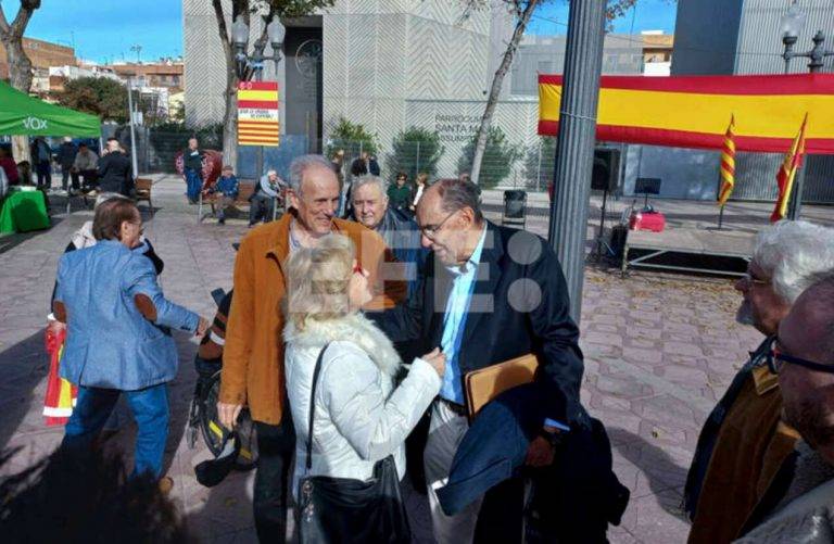 FOTOGRAFÍA. BARRIADA DE BONAVISTA (CIUDAD DE TARRAGONA) CATALUÑA (REINO DE ESPAÑA, 06 DE DICIEMBRE DE 2024. Celebración del Día de la Constitución en Cataluña, 46 ANIVERSARIO de la Constitución Española del 1978. El exlíder del Partido Popular de Cataluña (PPC), y exeurodiputado de esta formación política y cofundador de VOX, Alejo Vidal-Quadras participa en el acto de homenaje a la Constitución Española este viernes en la Plaza de la Constitución de la barriada de Bonavista de la ciudad de Tarragona (Comunidad autónoma de Cataluña) Reino de España. Efe