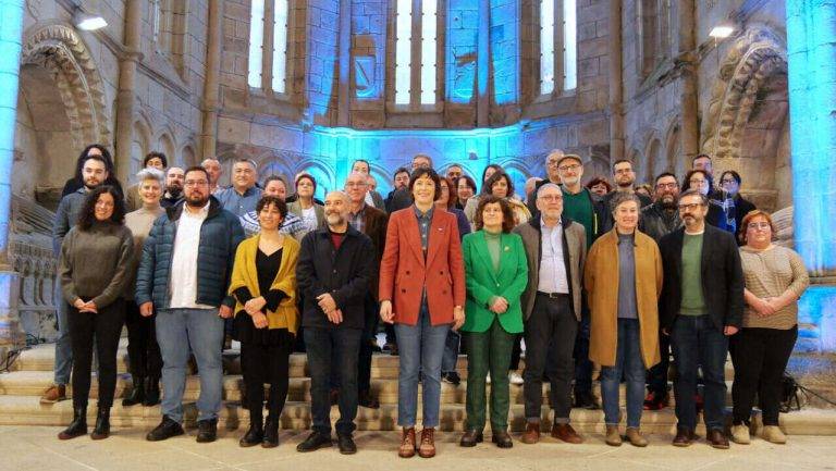 FOTOGRAFÍA. SANTIAGO DE COMPOSTELA (GALICIA) REINO DE ESPAÑA, 06 DE DICIEMBRE DE 2024. Celebración del Día de la Constitución en el Congreso de los Diputados, 46 ANIVERSARIO de la Constitución Española del 1978. El partido separatista de la Comunidad autónoma de Galicia y socio del Gobierno de España de Pedro Sánchez Pérez-Castejón, -formación de la antiEspaña de ideología de ultraizquierda- Bloque Nacionalista Gallego (BNG)celebró un año más la fundación del Partido Gallego el 6 de diciembre de 1931 con un acto en el Panteón de Gallegos y Gallegos Ilustres en el que reivindicaron el legado de Castelao, autor hace ochenta años de Semper en Galiza y también principal referente del gobierno gallego en el exilio, el Consejo de Galicia, creado hace ocho décadas y presidido por el ilustre gallego. "Galicia es un pueblo con su propia historia, por eso el 6 de diciembre recordamos de dónde venimos, recordamos el camino que iniciaron los hombres y mujeres del Partido Gallego", indicó la portavoz nacional, Ana Pontón, "y por eso hoy nos referimos al ideario de Castelao del que nos sentimos herederos en el BNG", en referencia a los principios inspiradores de aquel gobierno en el exilio "y estamos seguros de que llegará el momento en que se reconozca el derecho soberano de nuestras naciones", tal y como recoge la declaración fundacional del Consejo de Galicia. BNG/Lasvocesdelpueblo (Ñ Pueblo)