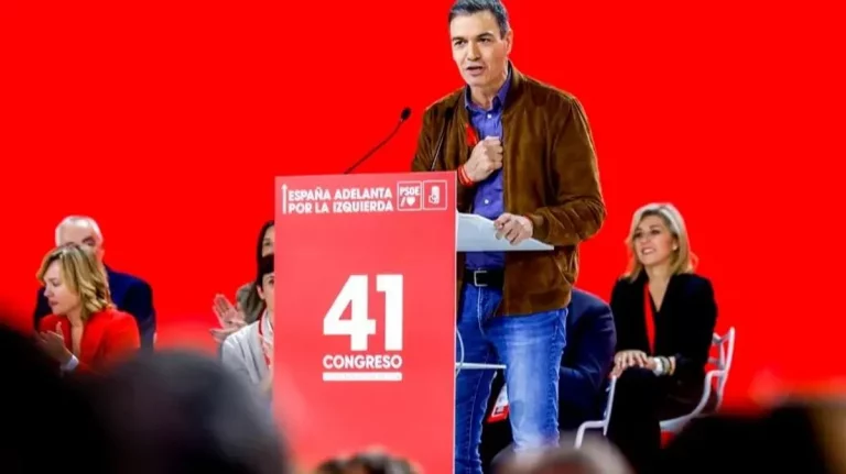FOTOGRAFÍA. SEVILLA (ANDALUCÍA) REINO DE ESPAÑA, 01 DE DICIEMBRE DE 2024. El presidente del Gobierno y secretario general del PSOE, Pedro Sánchez Pérez-Castejón, durante el 41 Congreso Federal del PSOE reunido en Sevilla (Comunidad autónoma de Andalucía) este domingo, 1 de diciembre de 2024. Efe
