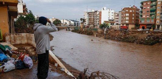 FOTOGRAFÍA. VALENCIA (COMUNIDAD VALENCIANA) REINO DE ESPAÑA, 14 DE NOVIEMBRE DE 2024. Un hombre observa el caudal del Barranco el Poyo, en la provincia de Valencia (Comunidad Valenciana) Reino de España, ante efectos devastadores y catastróficos después de la Depresión Aislada en Niveles Altos (DANA) o (gota fría) del pasado 29 de octubre de 2024. Efe