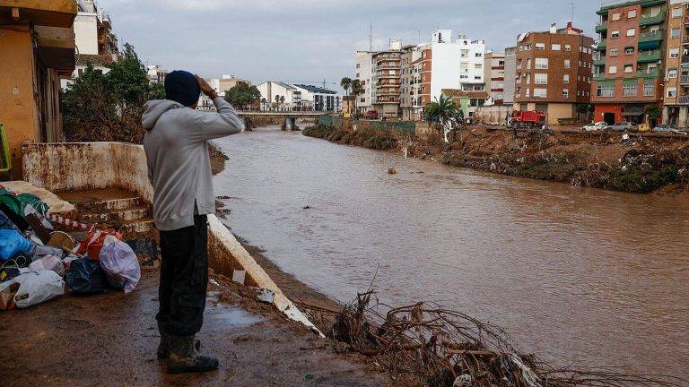 FOTOGRAFÍA. VALENCIA (COMUNIDAD VALENCIANA) REINO DE ESPAÑA, 14 DE NOVIEMBRE DE 2024. Un hombre observa el caudal del Barranco el Poyo, en la provincia de Valencia (Comunidad Valenciana) Reino de España, ante efectos devastadores y catastróficos después de la Depresión Aislada en Niveles Altos (DANA) o (gota fría) del pasado 29 de octubre de 2024. Efe