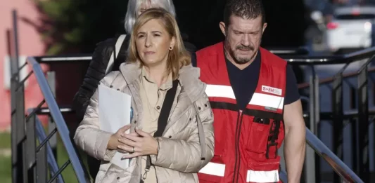 FOTOGRAFÍA. VALENCIA (COMUNIDAD VALENCIANA) REINO DE ESPAÑA, 12 DE NOVIEMBRE DE 2024. La consellera de Interior del Govern de la Generalitat Valenciana que preside Carlos Mazón Guixot (PP), Salomé Pradas Ten, y el secretario autonómico de Emergencias de Valencia, Emilio Argüeso Torres (ex de v y ahora del Partido Popular, PP), este 12 de noviembre de 2024, intentando salvarse de la trágica gestión irresponsable de los efectos catastróficos de la Depresión Aislada en Niveles Altos (DANA) o (gota fría). Efe