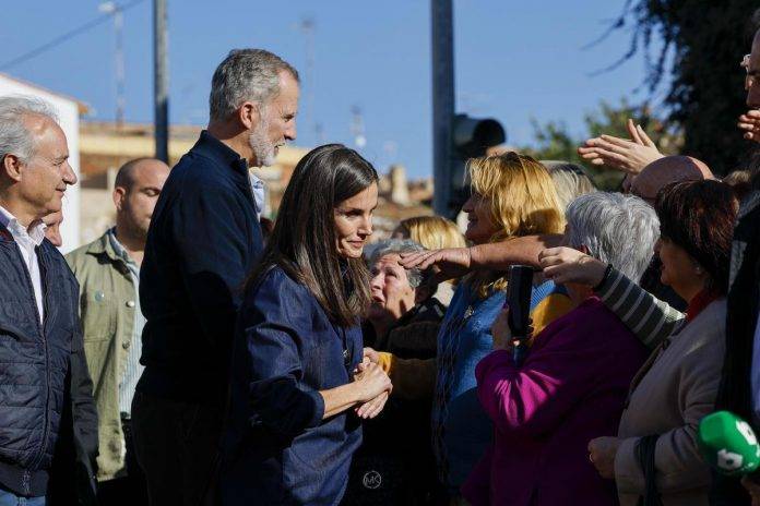 DANA valencia La Corona visita Catarroja donde permanece 30 minutos; los vecinos les han agradecido su visita y les han devuelto sus muestras de cariño con viva los reyes y sus hijas (2) FOTOGRAFÍA. CATARROJA (VALENCIA) COMUNIDAD VALENCIANA (REINO DE ESPAÑA, 22 DE DICIEMBRE DE 2024. Captura de un video cedido por una vecina de Catarroja, durante la visita que los reyes Felipe y Letizia, acompañados por sus hijas, la princesa Leonor y la infanta Sofía, han realizado este domingo por sorpresa a Catarroja (Valencia), una de las localidades afectadas por la dana, en una visita privada. Video cedido por vecina de Catarroja (Valencia) Reino de España/Efe