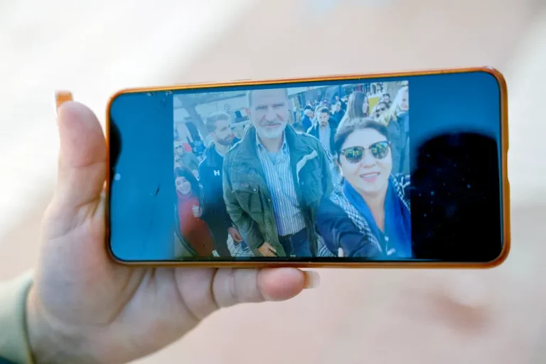 FOTOGRAFÍA. CATARROJA (VALENCIA) COMUNIDAD VALENCIANA (REINO DE ESPAÑA, 22 DE DICIEMBRE DE 2024. Una vecina de Catarroja muestra una foto de la visita que los reyes Felipe y Letizia, acompañados por sus hijas, la princesa Leonor y la infanta Sofía, han realizado por sorpresa a Catarroja (Valencia). Efe