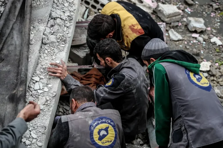 FOTOGRAFÍA. DOUMA (REPÚBLICA ÁRABE DE SIRIA), 15 DE FEBRERO DE 2018.  Voluntarios de los Cascos Blancos buscan supervivientes bajo los escombros tras un ataque aéreo en Douma, Siria, el 15 de febrero de 2018. Efe