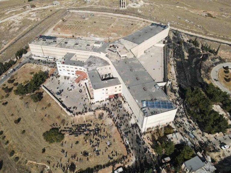 FOTOGRAFÍA. SEDNAYA (REPÚBLICA ÁRBE DE SIRIA), 09 DE DICIEMBRE DE 2024. Una imagen aérea tomada con un dron muestra la prisión de Sednaya, apodada por Amnistía Internacional como el ;Matadero Humano', cerca de Damasco, Siria, 09 de diciembre de 2024. El Departamento de Asuntos Políticos del Gobierno de Salvación sirio declaró que hasta ahora sólo se ha liberado a 30.000 presos de la primera planta de la prisión de Sednaya, en Damasco. Continúan los esfuerzos de rescate para encontrar prisioneros. Los rebeldes sirios entraron en Damasco el 8 de diciembre de 2024 y anunciaron en un comunicado televisado la 'Liberación de la ciudad de Damasco y el derrocamiento de Bashar al-Assad', así como la liberación de todos los prisioneros. (Siria, Damasco). Efe