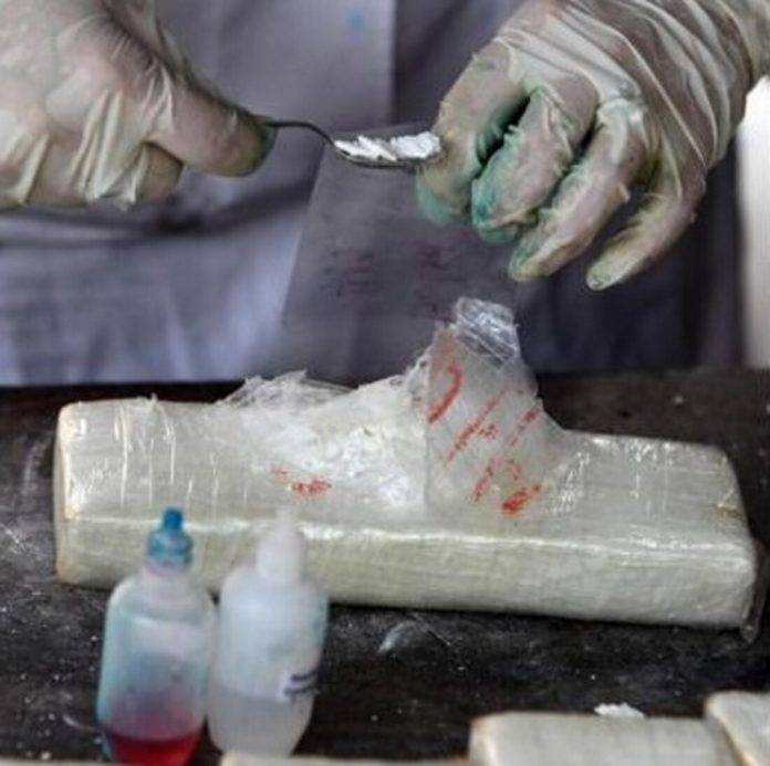 FOTOGRAFÍA. ASUNSIÓN (PARAGUAY) 27 D EJUNIO DE 2017. Detalle de agentes antidrogas de Paraguay inspeccionan paquetes de cocaína. Esta conclusión figura en el informe anual realizado por el Observatorio Europeo de Drogas y Toxicomanías (OEDT, con sede en Lisboa) y divulgado hoy, en el que también se advierte de la creciente popularidad del éxtasis entre los jóvenes y del potencial de internet para transformar el mercado de estupefacientes. Asimismo, se analizan las rutas utilizadas por los traficantes de cocaína. Efe