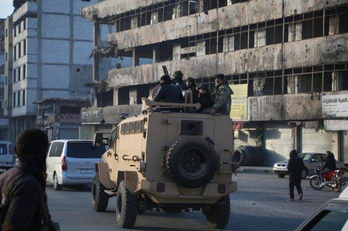 FOTOGRAFÍA. Homs (Syrian Arab Republic), 08/12/2024.- Syrian rebels celebrate following the takeover of Damascus, in Homs, Syria, 08 December 2024. Syrian rebels entered Damascus on 08 December 2024 and announced in a televised statement the 'Liberation of the city of Damascus and the overthrow of Bashar al-Assad', as well as the release of all the prisoners. The rebels also urged the Syrian armed forces to leave Syrian public institutions, which will stay under the control of the outgoing Syrian prime minister until the official handover ceremony. (Siria, Damasco). Efe