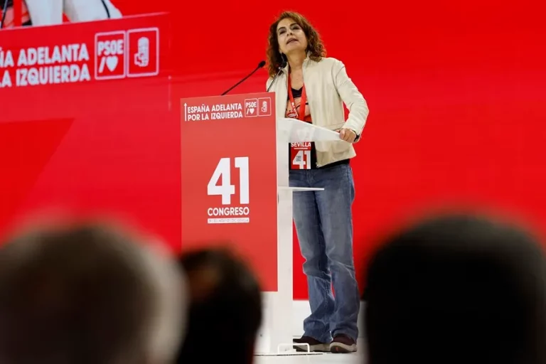 FOTOGRAFÍA. SEVILLA (ANDALUCÍA) REINO DE ESPAÑA, 30/11/2024. La ministra de Hacienda y vicepresidente primera del Gobierno de España, María Jesús Montero, participa el los debates del 41 Congreso Federal del Partido Socialista Obrero Español (PSOE) en Sevilla cuando numerosos casos de corrupción azotan al partido comunista, además del Gobierno de España, presidido por su secretario general Pedro Sánchez Pérez-Castejón. Efe