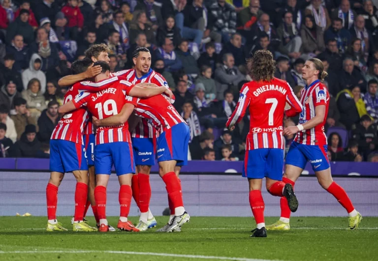 FOTOGRAFÍA. VALLADOLID (CASTILLA Y LEÓN) REINO DE ESPAÑA, 30 DE NOVIEMBRE DE 2024. Los jugadores del Atlético de Madrid celebran uno de sus goles durante el partido de LaLiga entre el Real Valladolid y el Atlético de Madrid, este sábado en el estadio José Zorrilla. Efe