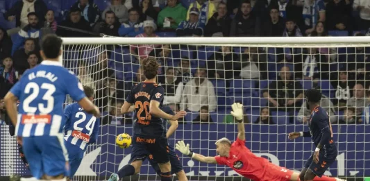 FOTOGRAFÍA. CORNELLÁ DE LLOBREGAT (BARCELONA) CATALUÑA) REINO DE ESPAÑA, 30 DE NOVIEMBRE DE 2024. El delantero del Espanyol Irvin Cardona (2-i) marca ante el Celta, durante el partido de LaLiga que RCD Espanyol y Celta de Vigo disputaron en el estadio de RCDE Stadium, en Barcelona. Efe