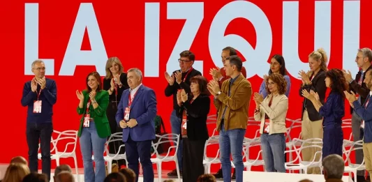 FOTOGRAFÍA. SEVILLA (ANDALUCÍA) REINO DE ESPAÑA, 30/11/2024. El secretario de Organización del PSOE, Santos Cerdán (3i), y el secretario general y presidente del Gobierno, Pedro Sánchez (dcha, delante) en el 41 Congreso Federal del PSOE en Sevilla este sábado. Efe