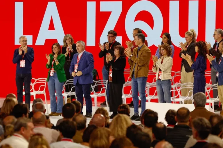 FOTOGRAFÍA. SEVILLA (ANDALUCÍA) REINO DE ESPAÑA, 30/11/2024. El secretario de Organización del PSOE, Santos Cerdán (3i), y el secretario general y presidente del Gobierno, Pedro Sánchez (dcha, delante) en el 41 Congreso Federal del PSOE en Sevilla este sábado. Efe