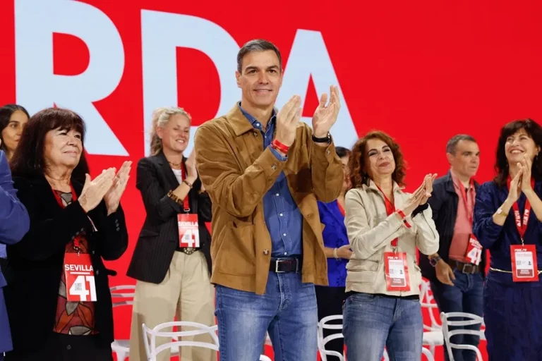FOTOGRAFÍA. SEVILLA (ANDALUCÍA) REINO DE ESPAÑA, 30/11/2024. El presidente del Gobierno, Pedro Sánchez (c), la presidenta del PSOE, Cristina Narbona (i) y la vicesecretaria general del PSOE y ministra de Hacienda, María Jesús Montero (d) aplauden al comienzo del 41 Congreso Federal del PSOE reunido en Sevilla este sábado. Efe