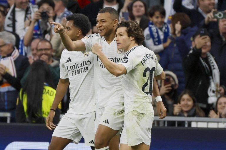 FOTOGRAFÍA. MADRID (COMUNIDAD DE MADRID) REINO DE ESPAÑA, 01 DE DICIEMBRE DE 2024. El delantero francés del Real Madrid Kylian Mbappé (c) celebra tras marcar el segundo gol de su equipo en el partido de LaLiga entre el Real Madrid y el Getafe, este domingo en el estadio Santiago Bernabéu. Efe