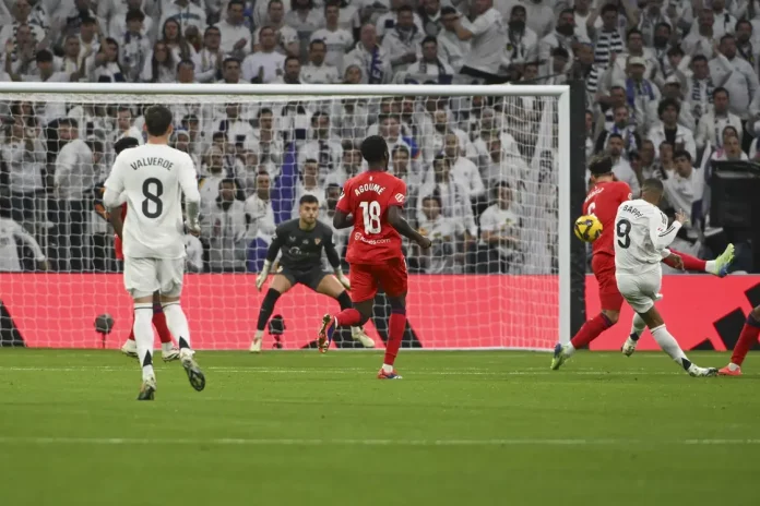 FOTOGRAFÍA. MADRID (REINO DE ESPAÑA), 22 DE DICIEMBRE DE 2024. El delantero francés del Real Madrid Kylian Mbappé (d) consigue el primer gol de su equipo durante el partido de LaLiga entre el Real Madrid y el Sevilla, este domingo en el estadio Santiago Bernabéu. Efe