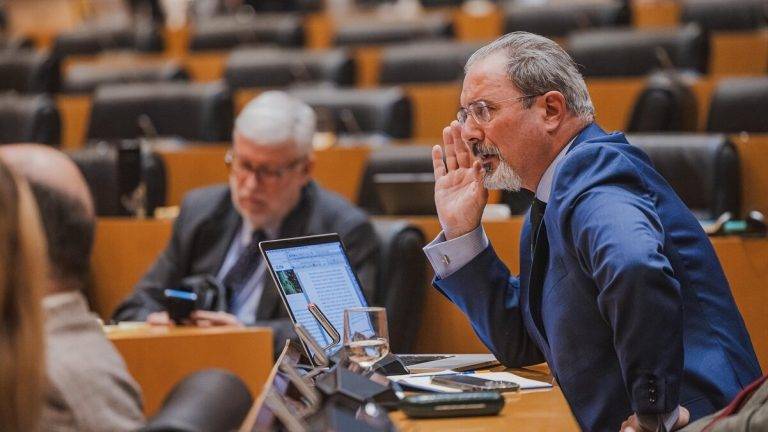FOTOGRAFÍA. MADRID (REINO DE ESPAÑA), 19 DE DICIEMBRE DE 2024. El diputado del Grupo Parlamentario de VOX por Valencia en el Congreso de los Diputados, Carlos Flores Juderías, ha sido registrado este jueves durante una sesión de la Comisión mixta de la Unión Europea. Lasvocesdelpueblo (Ñ Pueblo)