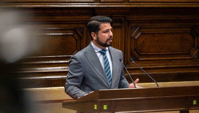 El diputado número dos del Grupo Parlamentario de VOX por Tarragona al Parlament de Catalunya, Javier Ramírez Gutiérrez FOTOGRAFÍA. BARCELONA (CATALUÑA) REINO DE ESPAÑA, 19 DE DICIEMBRE DE 2024. El diputado número dos del Grupo Parlamentario de VOX por Tarragona al Parlament de Catalunya, Javier Ramírez Gutiérrez, registrado este jueves durante su intervención desde la Tribuna de la cámara autonómica española en la región catalana. Lasvocesdelpueblo (Ñ Pueblo)