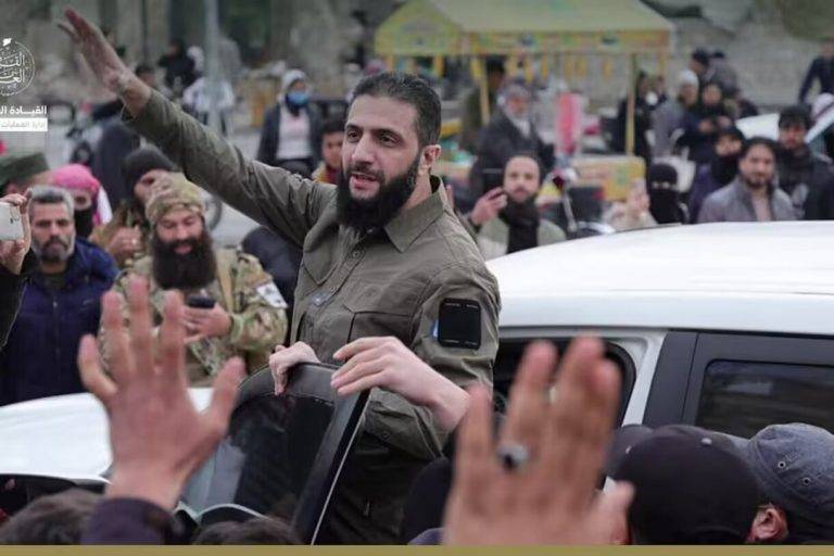 FOTOGRAFÍA. ALEPO (REPÙBLICA ÁRABE DE SIRIA), 04 DE DICIEMBRE DE 2024. El líder islamista del Hayat Tahrir al-Sham (Hayʼat Taḥrīr aš-Šām) -traducido al español «Organización para la Liberación del Levante» o «Comité de Liberación del Levante»- o HTS, en árabe, Abu Mohamed al Jolani, durante su visita este miércoles a la ciudadela de Alepo, días después de que el grupo que encabeza capturase la segunda urbe más grande del país, una ofensiva que avanza muy rapidamente que previsto por la rendisión del Ejército sirio abandonado a su suerte por los socios del Gobierno sirio de Bashar Háfez al-Ássad (Bachar al Asad), Rusia, República Islámica de Irán, Yemen, y los grupos terroristas antisemitas e islamistas proxis de los Ayatolas como Hezbolá, Hamás, Yihad Islámica Palestina, ocupados por asuntos mayores como la invasión mortífera de Ucrania, en el caso de una Rusia que ya habría perdido más de 600.000 militares en Ucrania, o en las guerras con Israel, en el caso de Irán y Yemen juntos a los grupos terroristas palestinos y libaneses de ideología chií e islamofascista: Hamás y Yihad Islámica Palestina (en la Franja de Gaza) y Hezbolá (en el Líbano). Efe