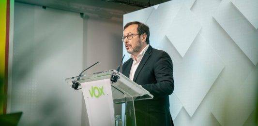 FOTOGRAFÍA. MADRID (REINO DE ESPAÑA), 09 DE DICIEMBRE DE 2024. El portavoz nacional de VOX, José Antonio Fuster Lamelas, en declaraciones a los periodistas durante la rueda de prensa posterior a la reunión del Comité de Acción política (CAP) del partido de las clases obreras y del patriotismo español VOX en su casa del pueblo nacional de calle Bambú 12 de la capital del Reino de España, Madrid. Lasvocesdelpueblo (Ñ Pueblo)
