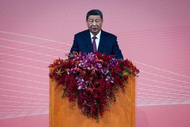 FOTOGRAFÍA. PEKÍN (CHINA), 19 DE DICIEMBRE DE 2024. El presidente chino Xi Jinping habla en la cena de bienvenida organizada por el gobierno de Macao en el Dome en Cotai, en Macao, China, 19 de diciembre de 2024. El presidente chino está en la ciudad para una visita de tres días. Durante su visita, tomará juramento al Jefe Ejecutivo electo, Sam Hou Fai, el 20 de diciembre, en el 25 aniversario del establecimiento de la Región Administrativa Especial de Macao (RAEM). Efe