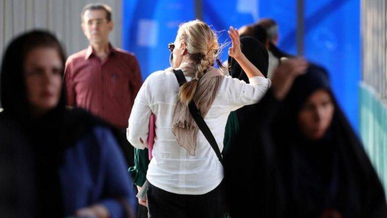 FOTOGRAFÍA. TEHERÁN (REPÚBLICA ISLÁMICA DE IRÁN), 15 DE SEPTIEMBRE DE 2024. Una mujer iraní sin hiyab camina por una calle de Teherán, el 15 de septiembre de 2024, en el segundo aniversario de las protestas tras la muerte de Mahsa Amini. Efe