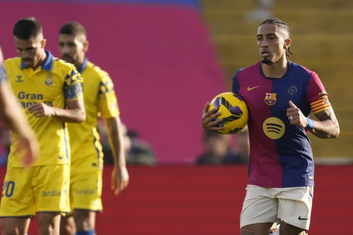 FOTOGRAFÍA. BARCELONA (REINO DE ESPAÑA), 30 DE NOVIEMBRE DE 2024. El delantero del Barcelona Raphinha (d) celebra su tanto ante Las Palmas durante su partido de LaLiga en el Estadio Olímpico Lluís Companys en Barcelona este sábado. Efe