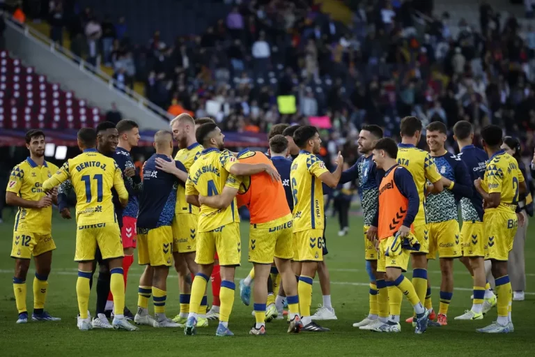 FOTOGRAFÍA. BARCELONA (REINO DE ESPAÑA), 30 DE NOVIEMBRE DE 2024. La UD Las Palmas hizo historia este sábado al vencer a domicilio al Barcelona (1-2) 53 años después de la última vez que asaltó el campo del equipo catalán. El conjunto amarillo se impuso al conjunto azulgrana en el Estadio Olímpico Lluís Companys de Montjuic por el mismo marcador con el que había ganado las otras dos veces al Barcelona como visitante, ambos triunfos de hace más de medio siglo. Efe