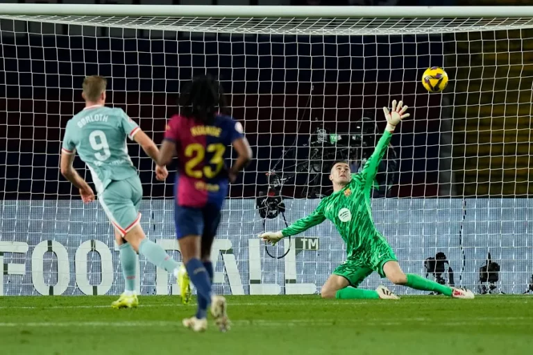 FOTOGRAFÍA. BARCELONA (REINO DE ESPAÑA), 21 DE DICIEMBRE DE 2024. El delantero noruego del Atlético de Madrid Alexander Sørloth (i) marca su gol durante el partido de la jornada 18 de LaLiga entre el FC Barcelona y el Atlético de Madrid, este sábado en el estadio olímpico Lluis Companys. Efe