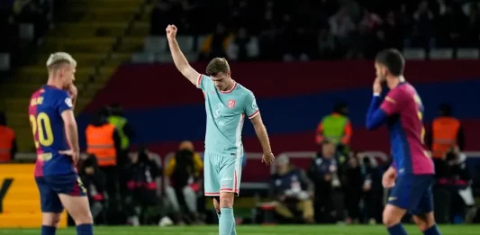 FOTOGRAFÍA. BARCELONA (REINO DE ESPAÑA), 21 DE DICIEMBRE DE 2024. El delantero noruego del Atlético de Madrid Alexander Sørloth (c) celebra su gol durante el partido de la jornada 18 de LaLiga entre el FC Barcelona y el Atlético de Madrid, este sábado en el estadio olímpico Lluis Companys. Efe