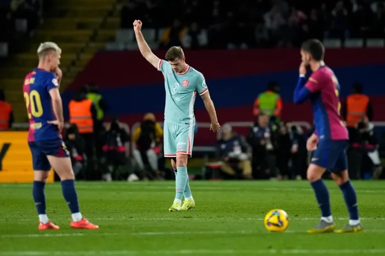 FOTOGRAFÍA. BARCELONA (REINO DE ESPAÑA), 21 DE DICIEMBRE DE 2024. El delantero noruego del Atlético de Madrid Alexander Sørloth (c) celebra su gol durante el partido de la jornada 18 de LaLiga entre el FC Barcelona y el Atlético de Madrid, este sábado en el estadio olímpico Lluis Companys. Efe