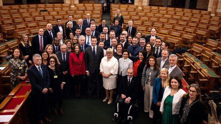 FOTOGRAFÍA. BUDAPEST (HUNGRÍA), 06 DE DICIEMBRE DE 2024. Patriotas por Europa (Patriots Party), el tercer grupo más grande del Parlamento Europeo que integran los patriotas y obreros españoles representantes de VOX, presenta la declaración de Budapest, VOX lidera el compromiso español por una Europa segura y soberana. Lasvocesdelpueblo (Ñ Pueblo)