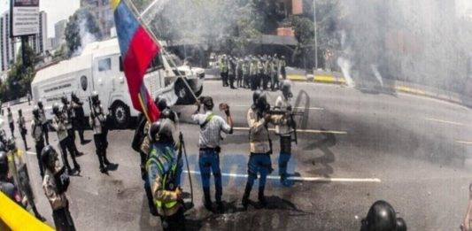 FOTOGRAFÍA. CARACAS (VENEZUELA), MIÉRCOLES 26 DE ABRIL DE 2017. (Lasvocesdelpueblo)-. En las imágenes, los agentes del régimen del presidente Nicolás Maduro durante la brutal represión de los manifestantes opositores este miércoles 26 de abril de 2017 en todo el país. Los niños tuvieron que recibir atención de primeros auxilios por los efectos de los gases lacrimógenos y ser evacuados inmediatamente por sus representantes para alejarlos de la contención desmedida por parte de este cuerpo de seguridad del Estado. Lasvocesdelpueblo (Ñ Pueblo).