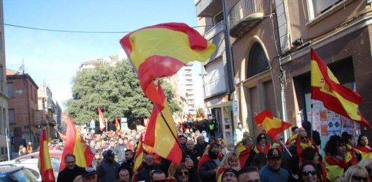 FOTOGRAFÍA. CATALUÑA (REINO DE ESPAÑA), 03 DE DICIEMBRE DE 2017. Los catalanes hacen historia en las calles del centro de Tarrasa (Barcelona) Comunidad autónoma de Cataluña en el primer acto festivo de Terrassa contra el separatismo que ha movilizado la mañana de este frío domingo a más de 2.000 personas, según fuentes de la organización a Lasvocesdelpueblo. El acto inició ante la Estación Norte de Renfe de Terrassa, pasado las 1200 horas del mediodía bajo lema "Terrassa Por la Unidad (de España)". Lasvocesdelpueblo (Ñ Pueblo)