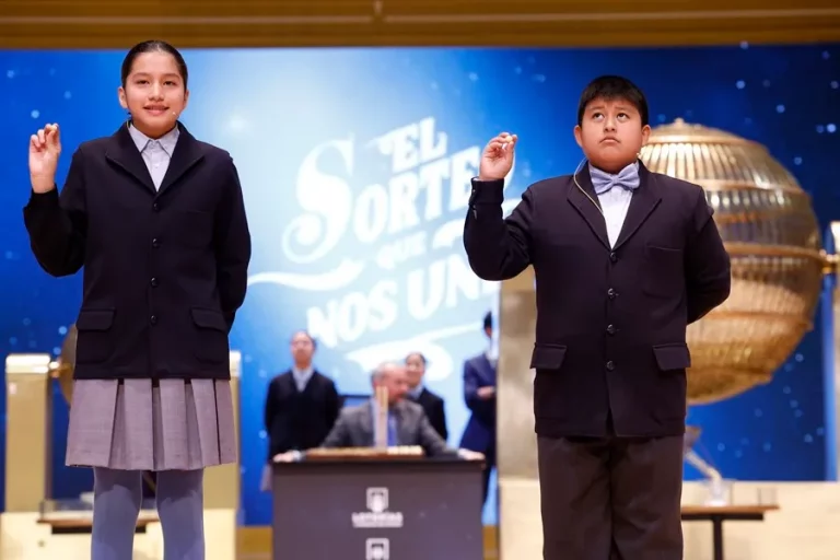 FOTOGRAFÍA. MADRID (REINO DE ESPAÑA), 22 DE DICIEMBRE DE 2024. El 72.480, el Gordo de la Lotería de Navidad 2024, vendido íntegro en Logroño. Los niños de la Residencia San Ildefonso de Madrid Piero Rai Chávez (d) y Alisce Ríos (i), durante el sorteo de hoy. Efe