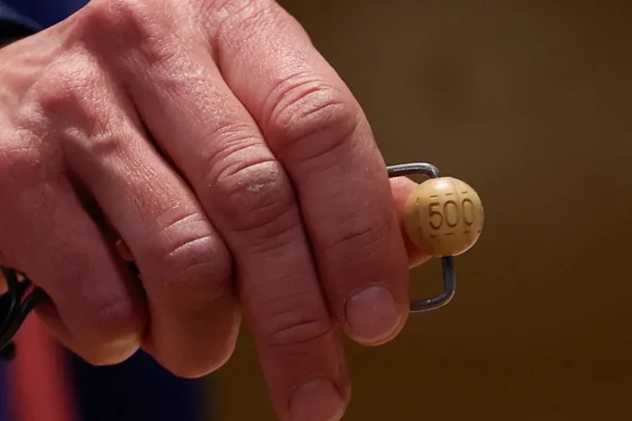 FOTOGRAFÍA. MADRID (REINO DE ESPAÑA), 22 DE DICIEMBRE DE 2024. Un responsable enseña la bola de 500.000 euros, el tercer premio. El 11.840 es tercer premio del sorteo de Navidad. Efe FOTOGRAFÍA. MADRID (REINO DE ESPAÑA), 22 DE DICIEMBRE DE 2024. Un responsable enseña la bola de 500.000 euros, el tercer premio. El 11.840 es tercer premio del sorteo de Navidad. Efe