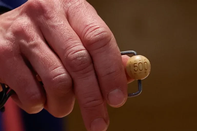 FOTOGRAFÍA. MADRID (REINO DE ESPAÑA), 22 DE DICIEMBRE DE 2024. Un responsable enseña la bola de 500.000 euros, el tercer premio. El 11.840 es tercer premio del sorteo de Navidad. Efe