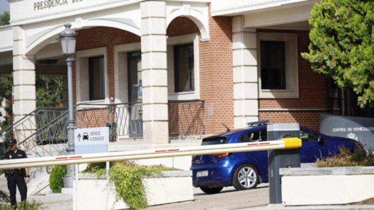 FOTOGRAFÍA. MADRID (REINO DE ESPAÑA), 30 DE JULIO DE 2024. Detalle de una imagen que muestra el vehículo que traslada al juez que investiga a la mujer del presidente del Gobierno de España Pedro Sánchez Pérez-Castejón, María Begoña Gómez Fernández (Begoña Gómez), Juan Carlos Peinado, al Palacio de La Moncloa, para interrogar el marido de la imputada, quien previsiblemente va a guardar silencio y negarse a declarar por ser el esposo de la la investigada, pero ese supuesto silencio puede también servir para interpretar que el marido de Begoña Gómez oculta detalles del crimen contra su mujer. Efe