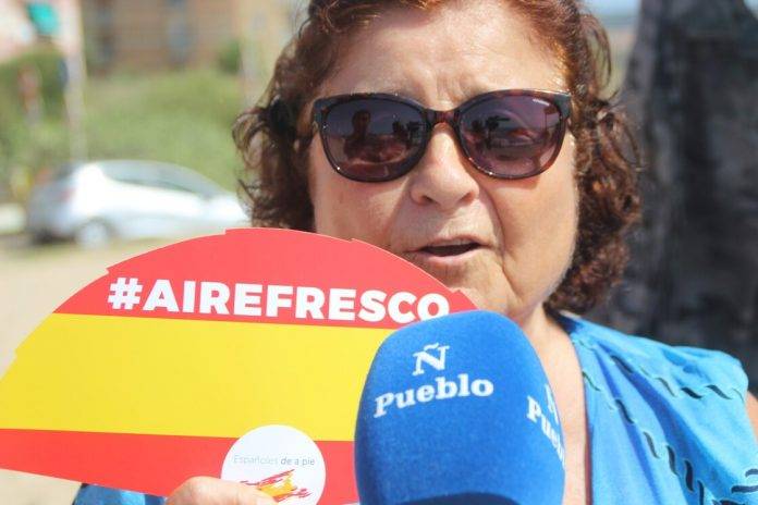 FOTOGRAFÍA. «PLAYA DEL PINO» (PLATGE DEL PÍ) DE PINEDA DE MAR (BARCELONA) ESPAÑA, 11/08/2019. Vista de las sombrillas españolas y un grupo de personas la mañana de éste domingo en la «Playa del Pino» de pineda de Mar (Barcelona), durante la sexta edición de la segunda temporada de plantada de sombrillas españolas en Cataluña. Lasvocesdelpueblo (Ñ Pueblo)