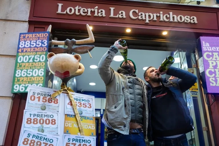FOTOGRAFÍA. TOLEDO (CASTILLA-LA MANCHA) REINO DE ESPAÑA, 22 DE DICIEMBRE DE 2024. El 77.768 , primero de los cuartos premios del sorteo de la Lotería de Navidad. Celebración del tercer y cuarto premio de la Lotería de Navidad en la administración La Caprichosa de Toledo. Efe
