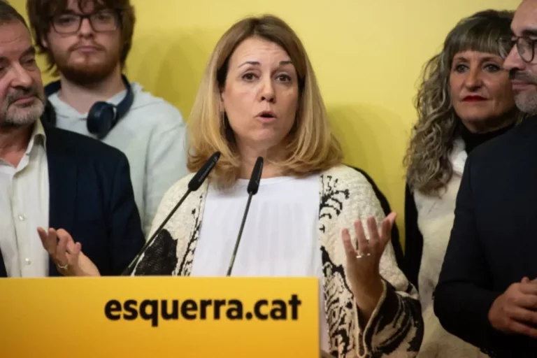 FOTOGRAFÍA. BARCELONA (CATALUÑA) REINO DE ESPAÑA, 30 DE NOVIEMBRE DE 2024. primarias Esquerra Republicana de Catalunya (ERC). Foc Nou consultará a sus bases si debe pactar con Junqueras o Godàs en la segunda vuelta. Helena Sola Tàrraga (c), de Foc Nou, durante su asistencia al Congreso de ERC, este sábado en Barcelona. Oriol Junqueras ha logrado este sábado el 48,3 % de los votos de la militancia para encabezar ERC y deberá jugarse la presidencia del partido con Xavier Godàs Pérez (35,3 %) en una segunda vuelta el próximo 14 de diciembre, puesto que no ha conseguido sumar más de la mitad de los apoyos. Efe
