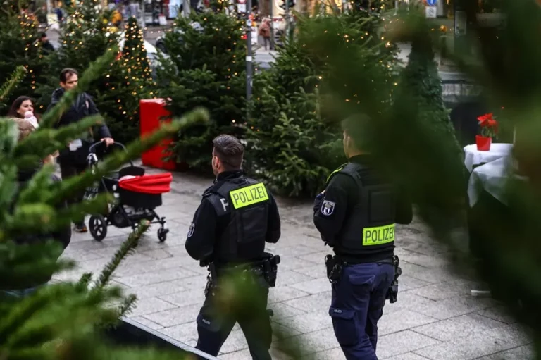 FOTOGRAFÍA. BERLÍN (ALEMANIA), 20 DE DICIEMBRE DE 2024. La policía camina en el mercado navideño de la plaza Breitscheidplatz en Berlín, Alemania. Efe