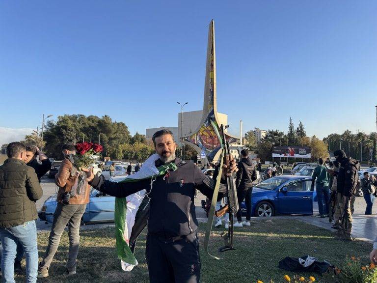 FOTOGRAFÍA. DAMASCO (SIRIA), 08/12/2024.- Un grupo de personas celebra la caída del presidente Bachar al Asad este domingo, en Damasco. Miles de personas salieron este domingo a las calles de la gran mayoría de las provincias de Siria, y también de Damasco, después de que los rebeldes islamistas se hicieran con la capital del país árabe y la declararan "libre" del presidente Bachar al Asad, que se aferró al poder durante 24 años. Medios árabes como la cadena de televisión privada catarí Al Jazeera difundieron imágenes de grandes concentraciones de gente en la Plaza de los Omeyas, en el centro de Damasco, y de ciudadanos inmortalizando con sus móviles el clima de júbilo en la capital siria tras la caída de Al Asad. Efe