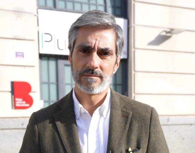 FOTOGRAFÍA. BARCELONA (REINO DE ESPAÑA), 07 DE DICIEMBRE DE 2024. El presidente del Grupo municipal de VOX en el Ayuntamiento de Barcelona y coordinador de esta formación patriota de las clases obreras españolas, Gonzalo de Oro-Pulido Plaza, ha explicado que trasladarán esta petición a la próxima Comisión de Derechos Sociales, Cultura y Deportes del 10 de diciembre. Vox pedirá que dedique el llamado centro Plural de nuevas masculinidades y la inversión de 1.200.000 de euros, a las "políticas sociales para las familias, como puede ser la atención de madres que están solas y no tienen recursos familiares para encarar un embarazo". Lasvocesdelpueblo (Ñ Pueblo)