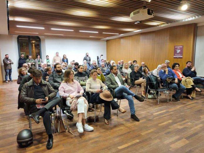 FOTOGRAFÍA. BARCELONA (REINO DE ESPAÑA), 03 DE DICIEMBRE DE 2024. El secretario general de Vox, Ignacio Garriga Vázquez de Conceçao denuncia que el presidente del Gobern de la Generalitat de Catalunya y líder del socialismo en Cataluña, Salvador Illa Roca, y su partido Partit dels Socialistes de Catalunya (PSC)/PSOE perpetúan las políticas de "exclusión del español/castellano en Cataluña". Afirmó hoy durante las Jornadas por la Libertad Lingüística en Cataluña. Lasvocesdelpueblo (Ñ Pueblo)